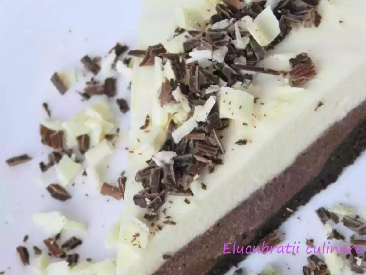 Tort triplu cu mousse de ciocolată