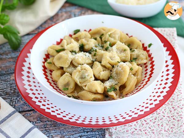 Tortellini cu parmezan, prosciutto crudo si busuioc