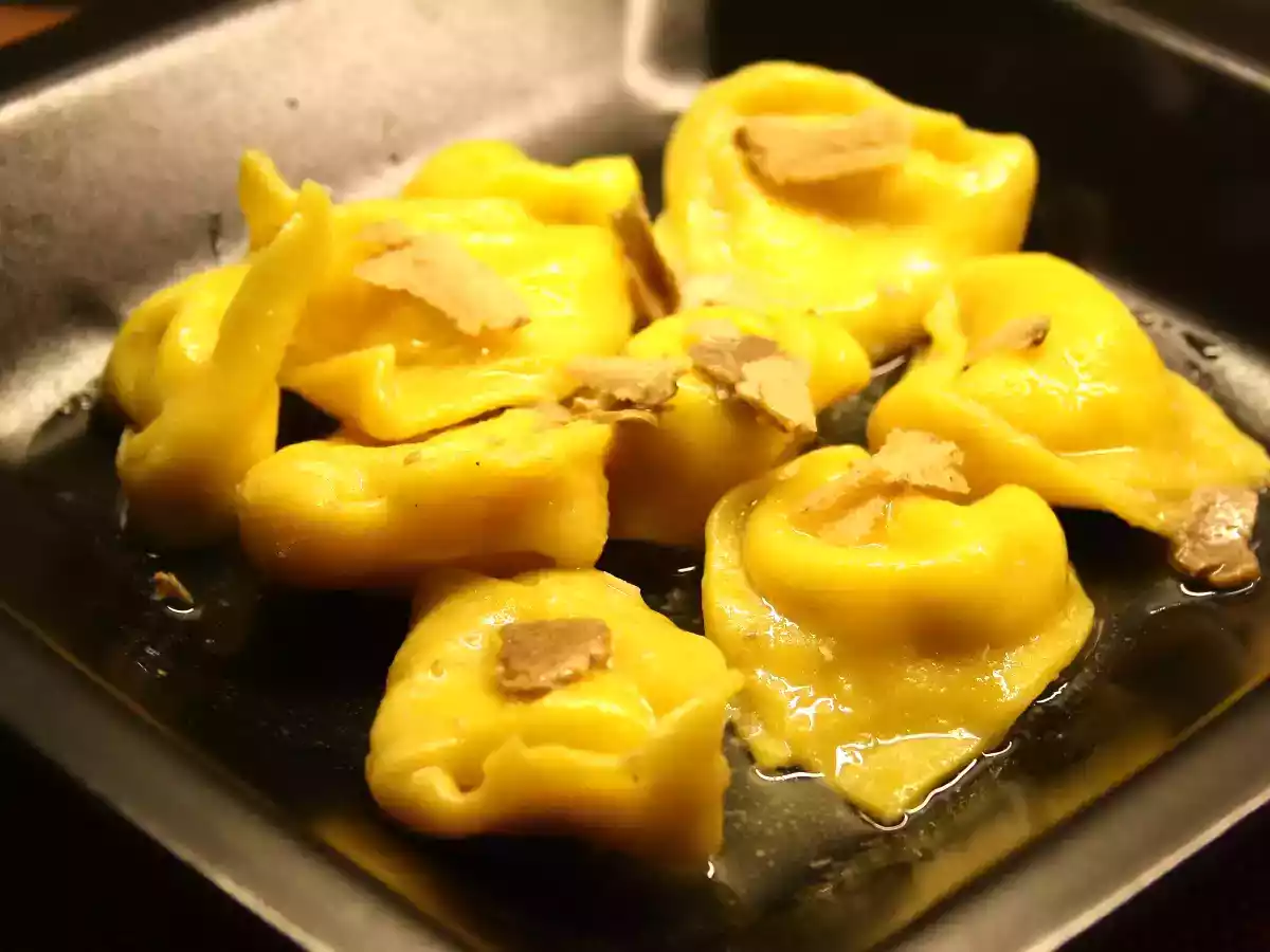 Tortelloni de casa cu ricotta si trufe albe