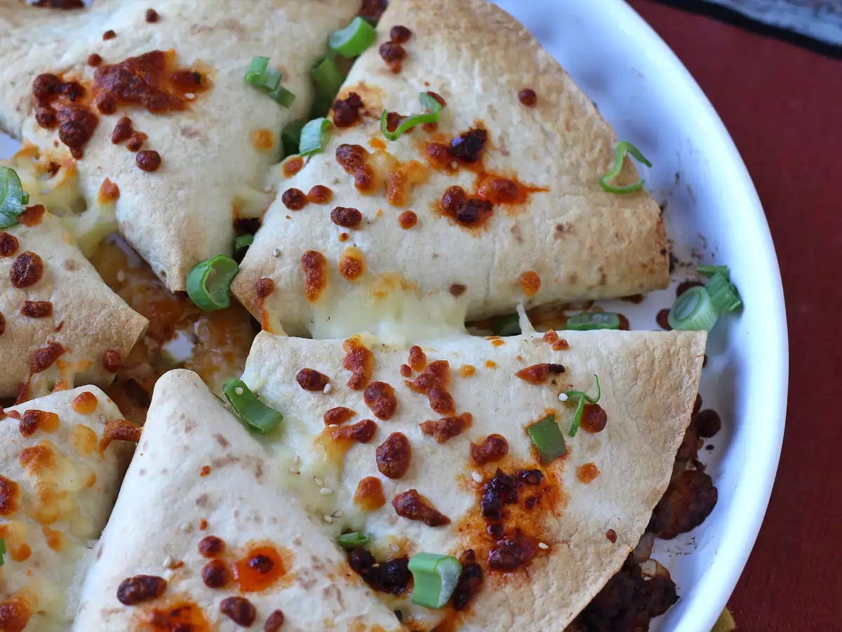 Tortillas coapte la cuptor cu quesadillas și umplutură de carne de vită picantă - poza 5