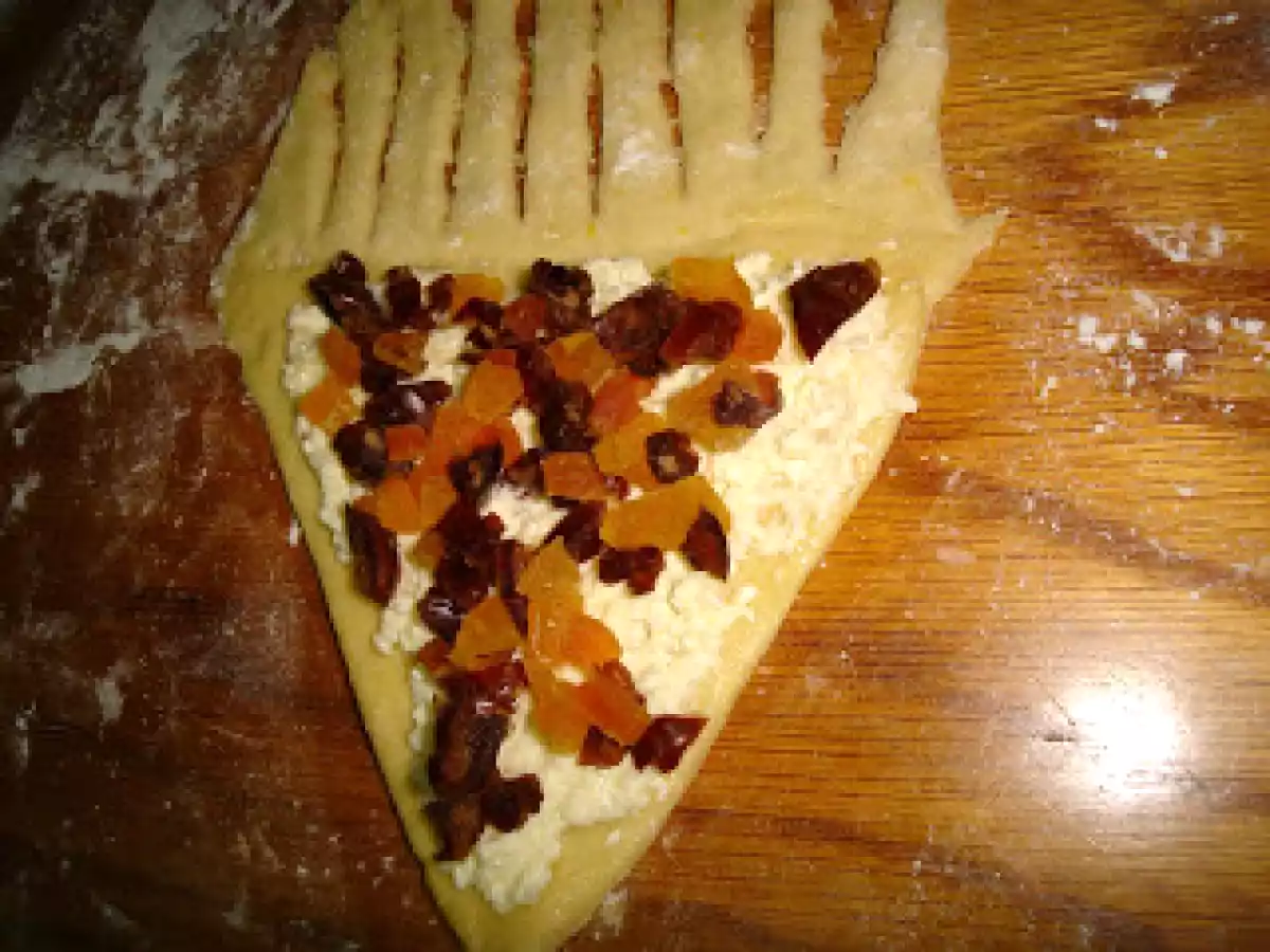 Trigoane cu branza dulce si stafide - poza 4