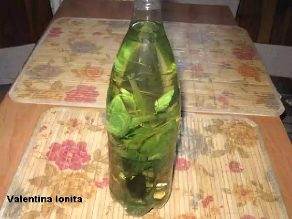 Tuica de pruna de Varatec si de Cetatuia cu melisa si cu schinduc - poza 3