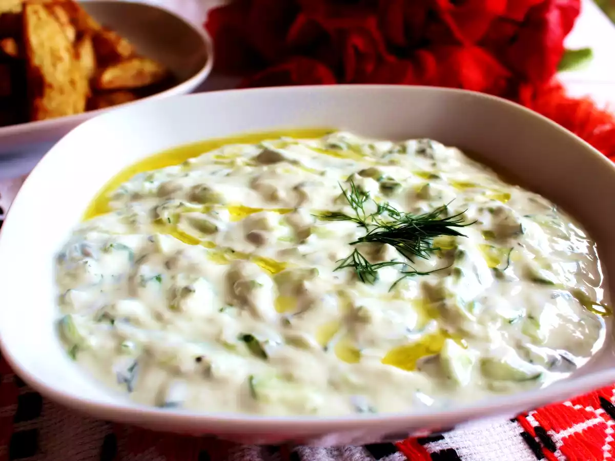 Tzatziki - Salata de castraveti si iaurt (reteta video)