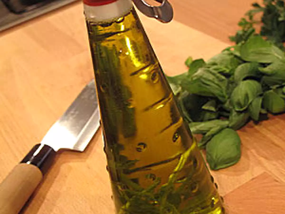 Ulei de masline aromat cu busuioc si usturoi