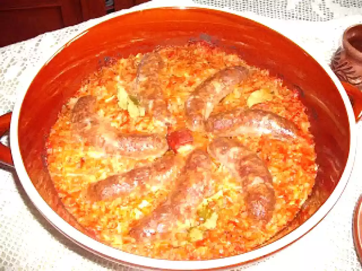 Varza calita cu carnati de casa, in vas ceramic