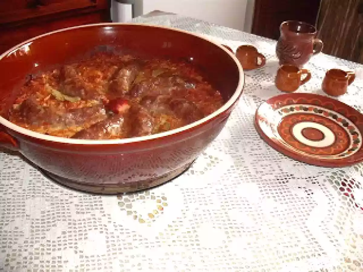 Varza calita cu carnati de casa, in vas ceramic - poza 2