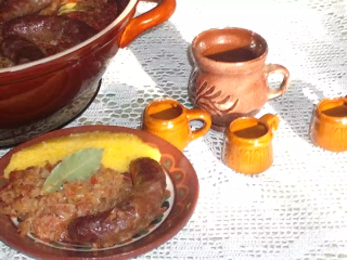 Varza calita cu carnati de casa, in vas ceramic - poza 3