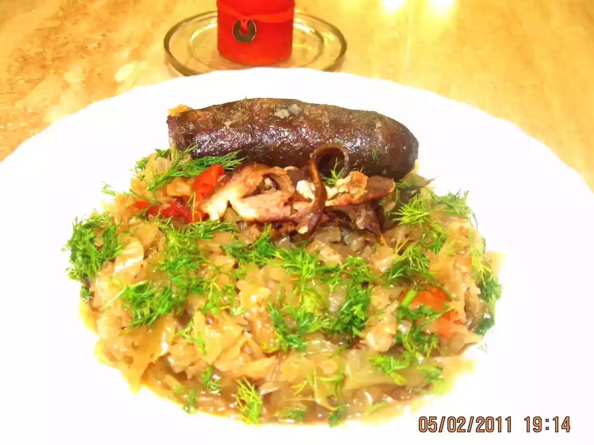 Varza calita cu carnati si bacon, in vas de lut