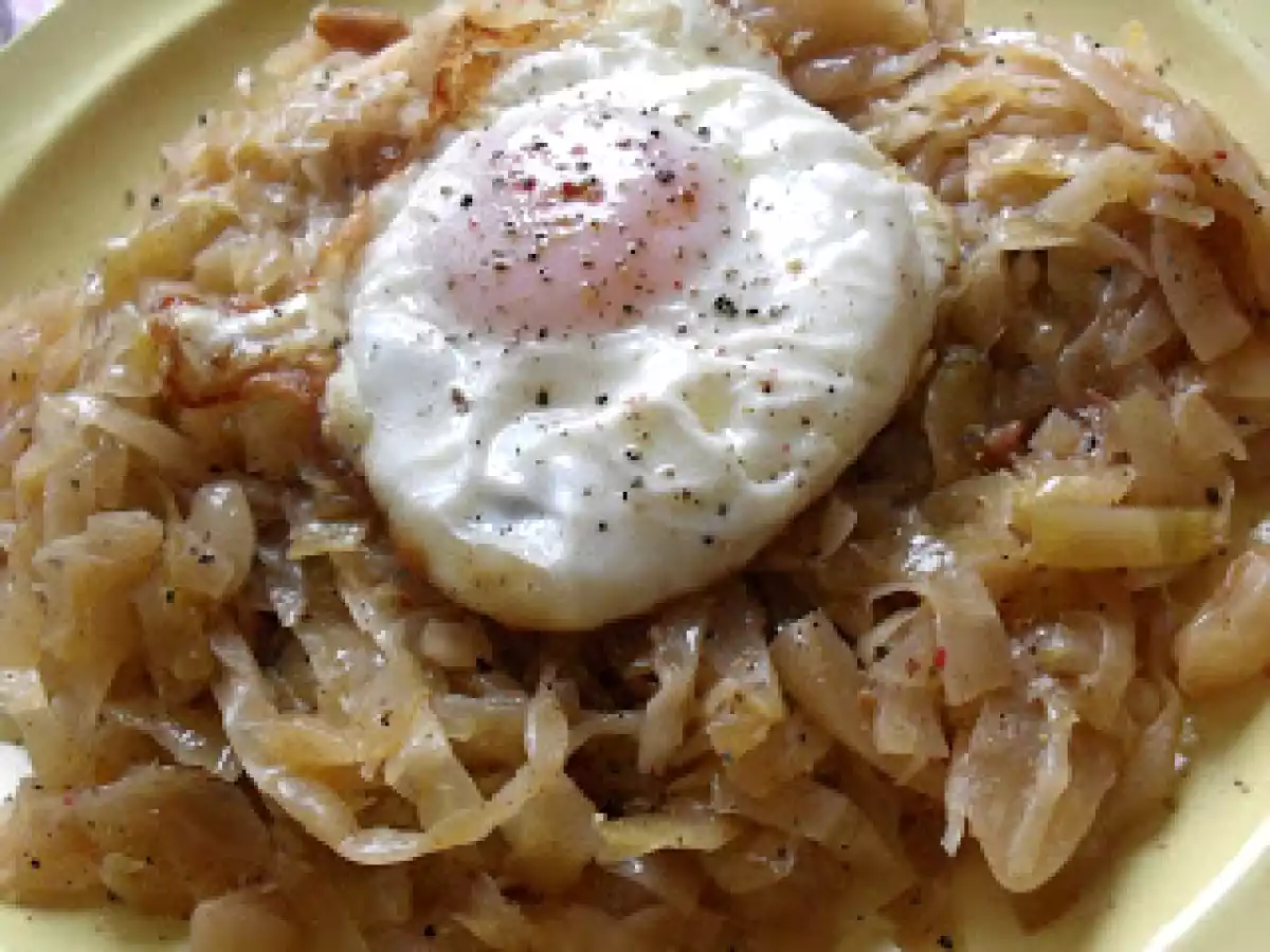 Varza murata calita cu oua ochiuri