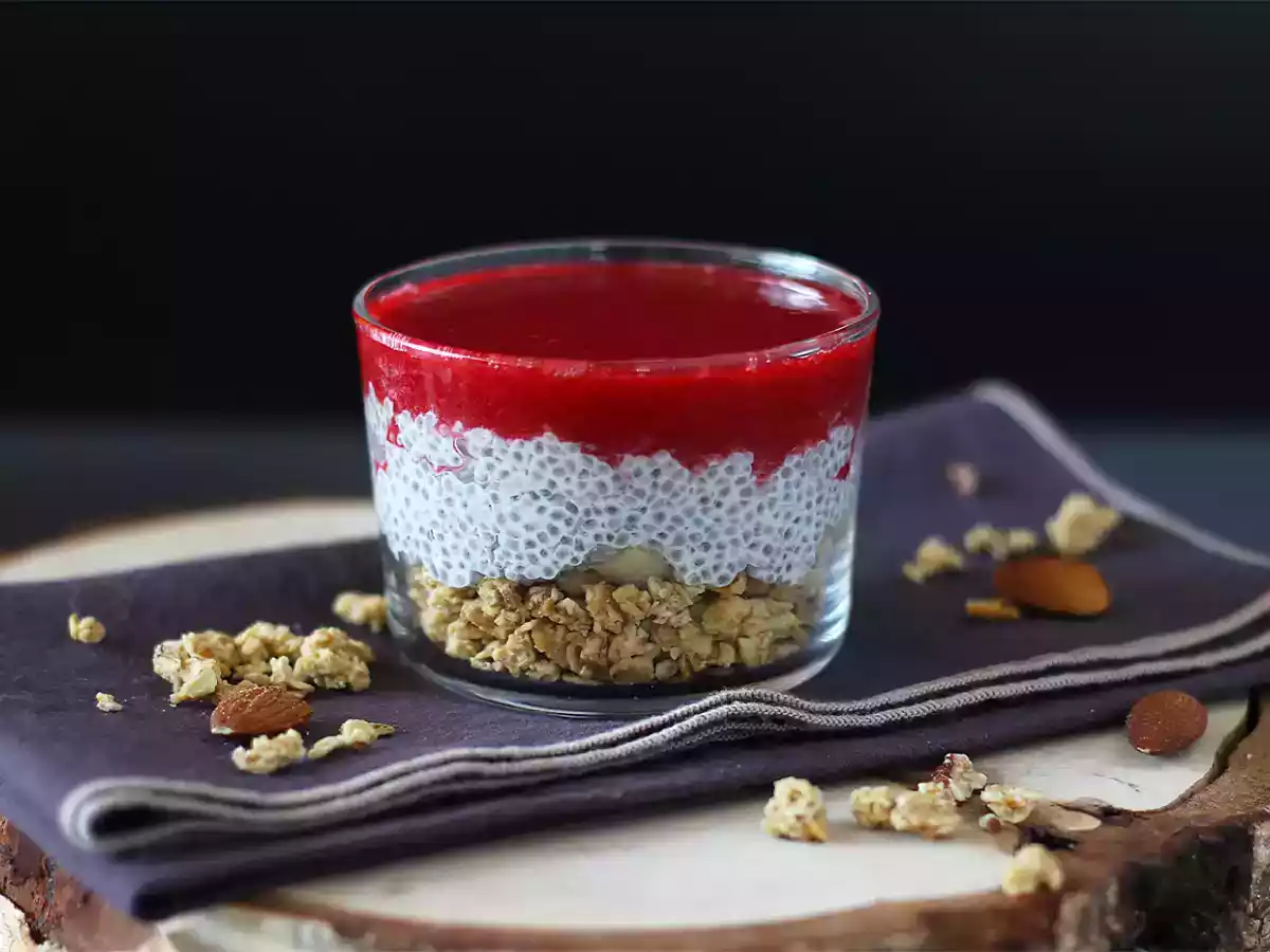 Verrine cu budincă de chia, lapte de cocos, zmeură și granola