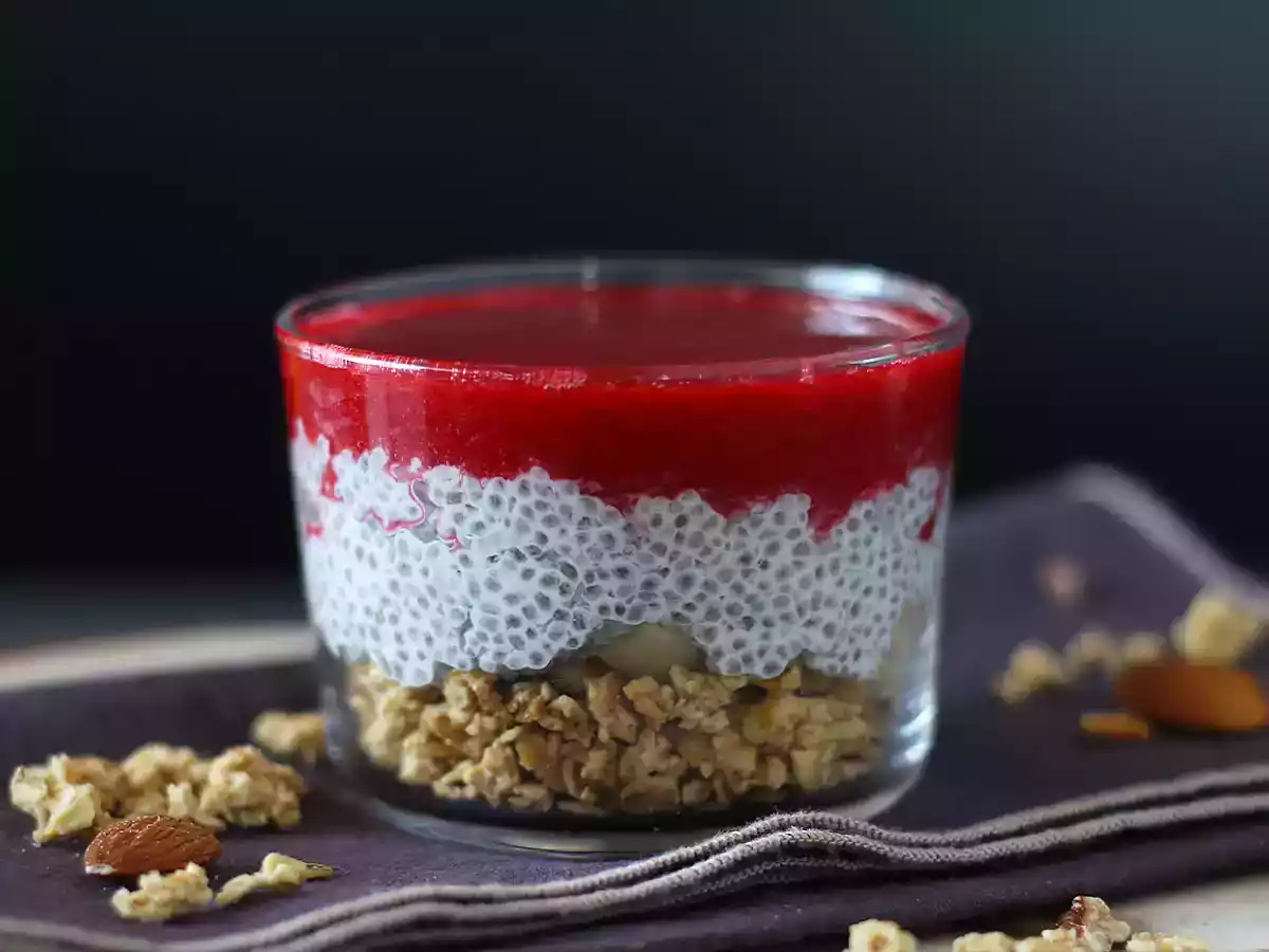 Verrine cu budincă de chia, lapte de cocos, zmeură și granola - poza 2