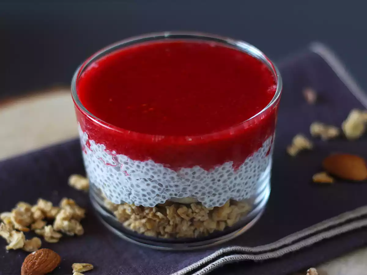 Verrine cu budincă de chia, lapte de cocos, zmeură și granola - poza 3