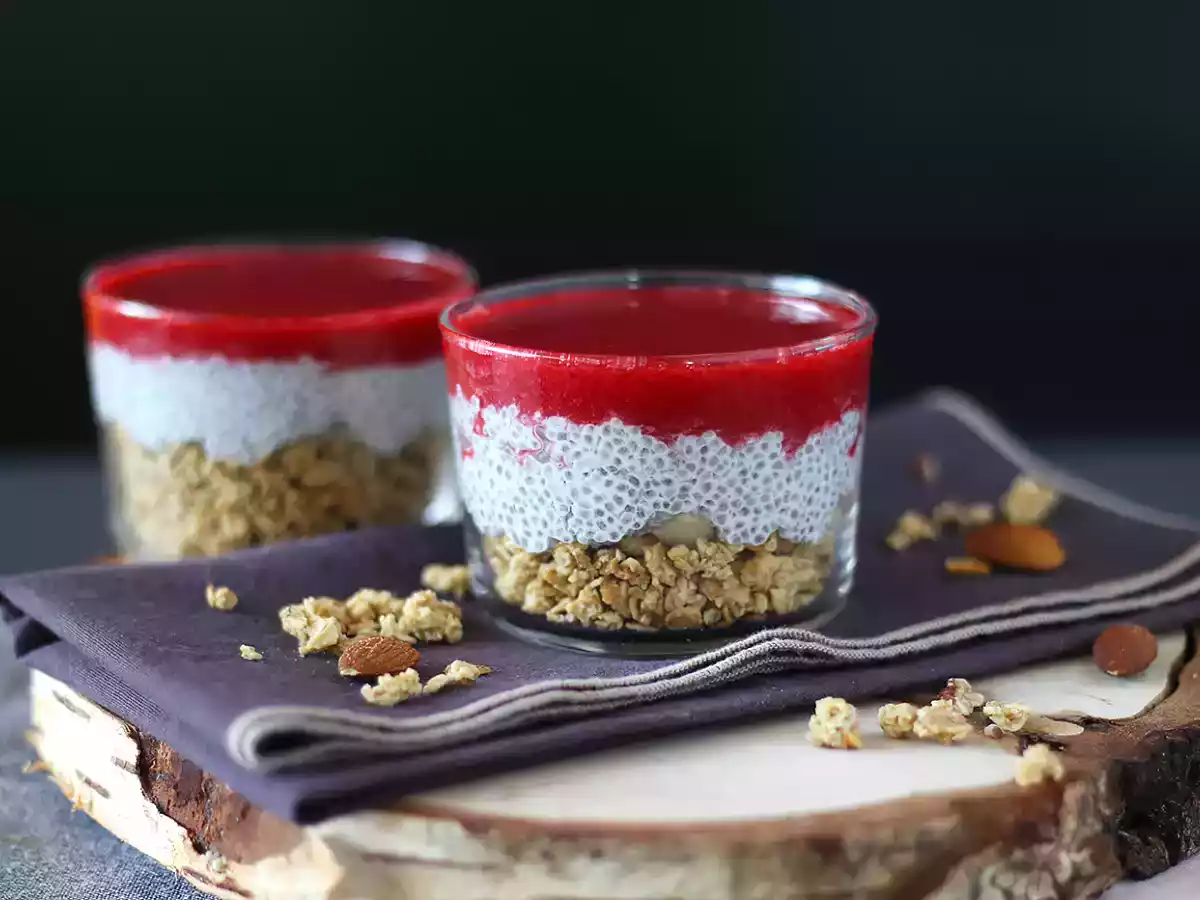 Verrine cu budincă de chia, lapte de cocos, zmeură și granola - poza 4