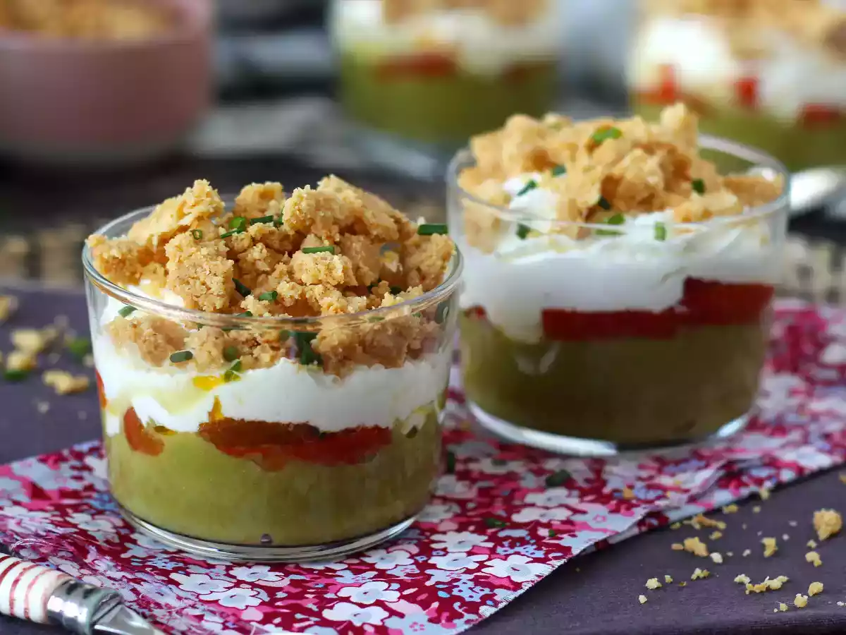 Verrine vegetariene: crema de mazare, crumble de parmezan si crema de mascarpone
