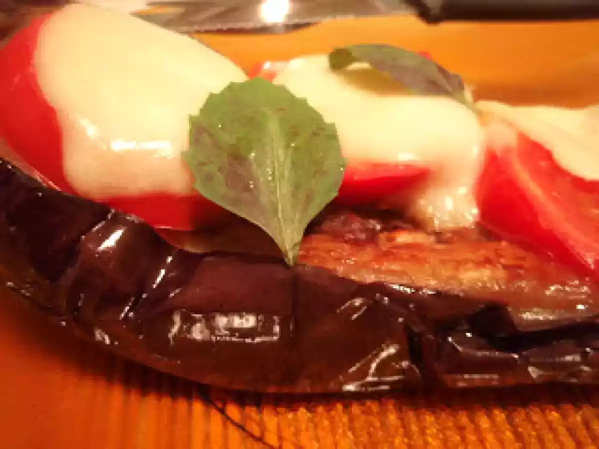 Vinete gratinate cu rosii si mozzarella