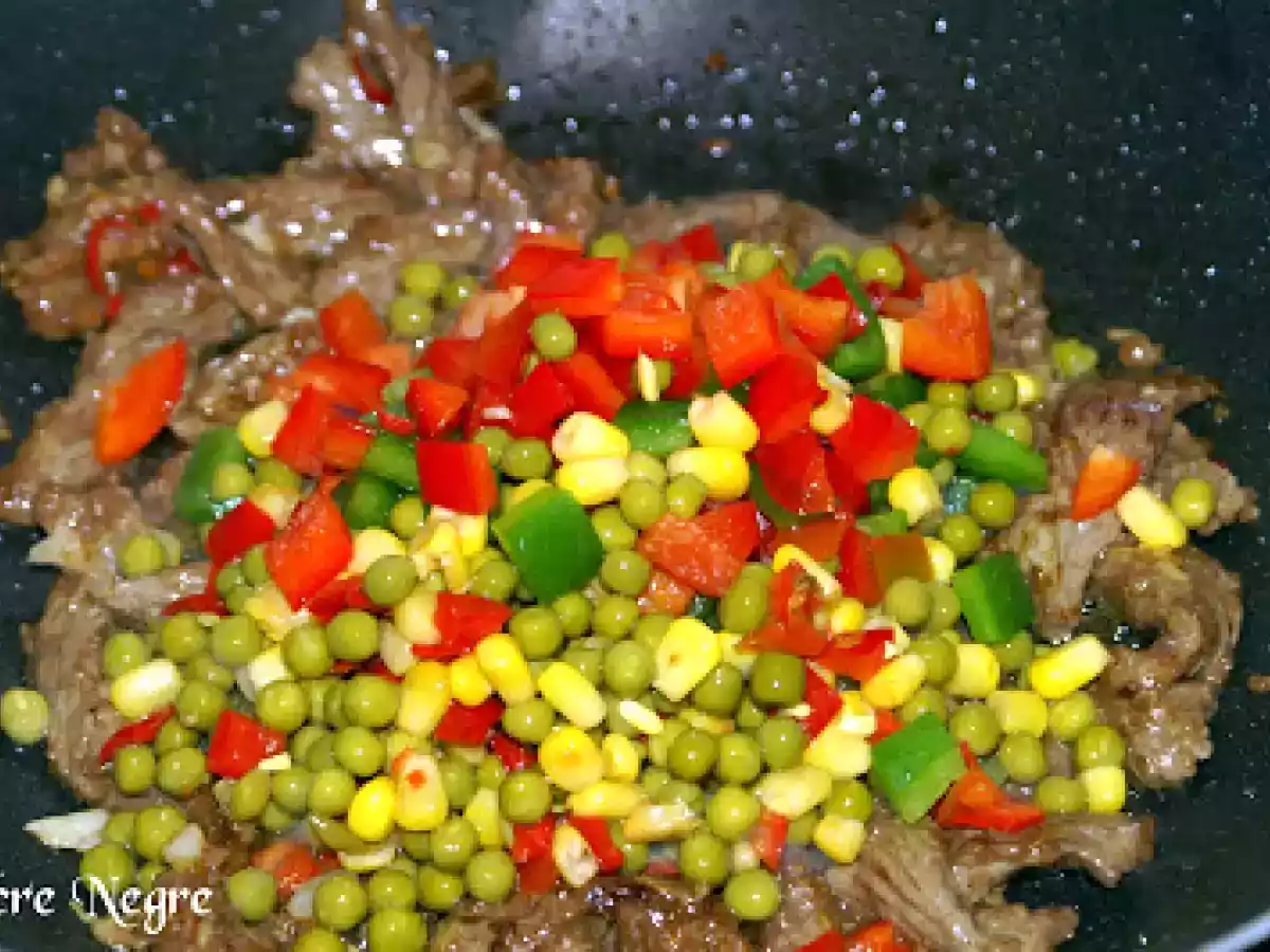 Vita cu chili si orez prajit (Chili Beef Fried Rice) - poza 2