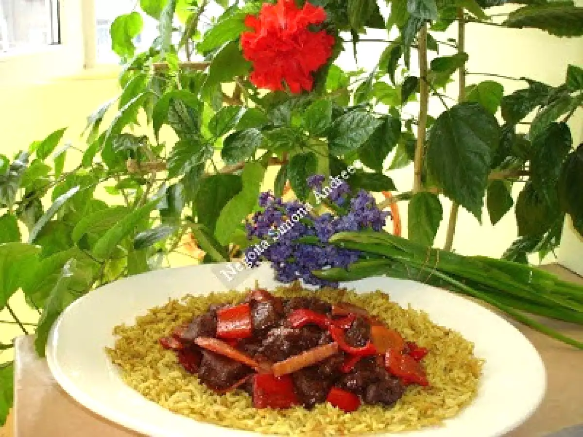 Vita picanta in vin rosu cu garnitura de orez curry