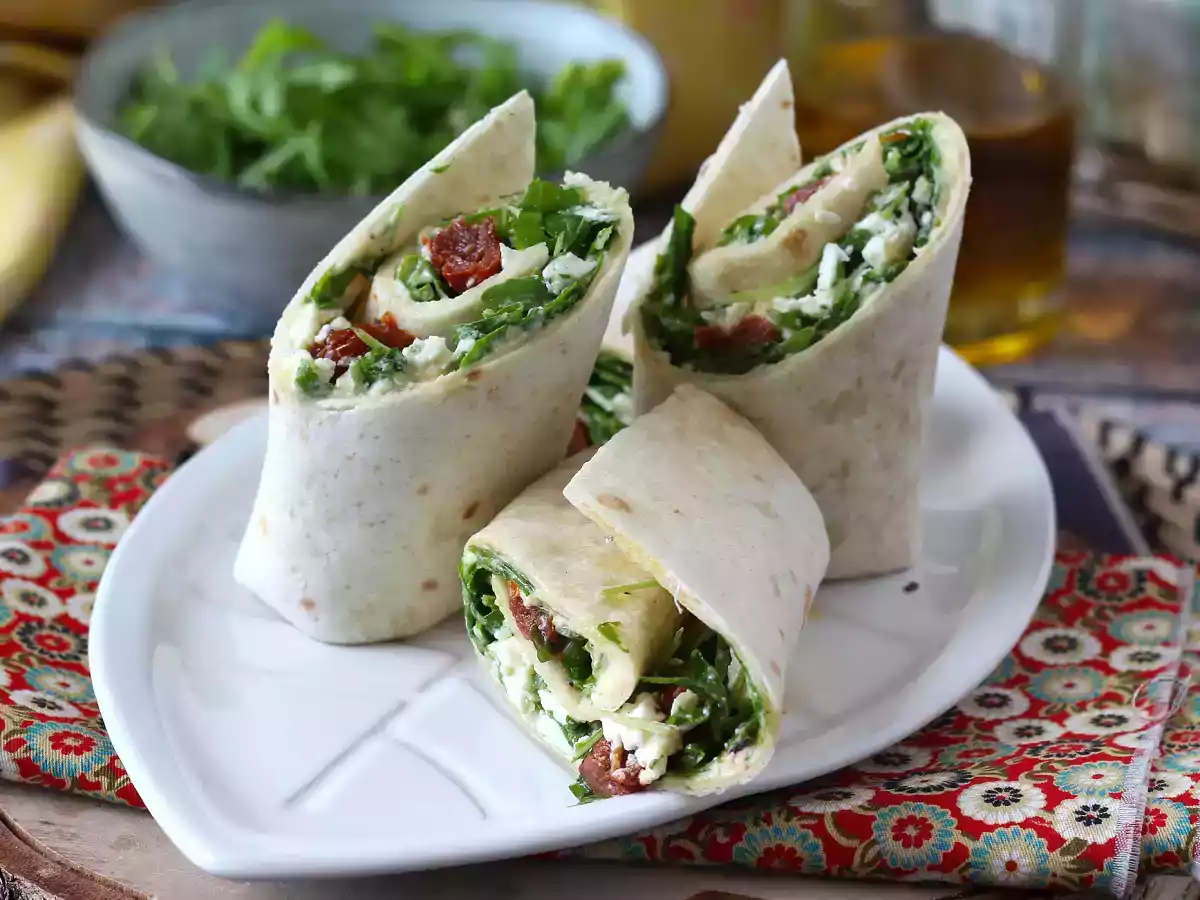Wrap mediteranean umplut cu humus, rucola, ardei și feta