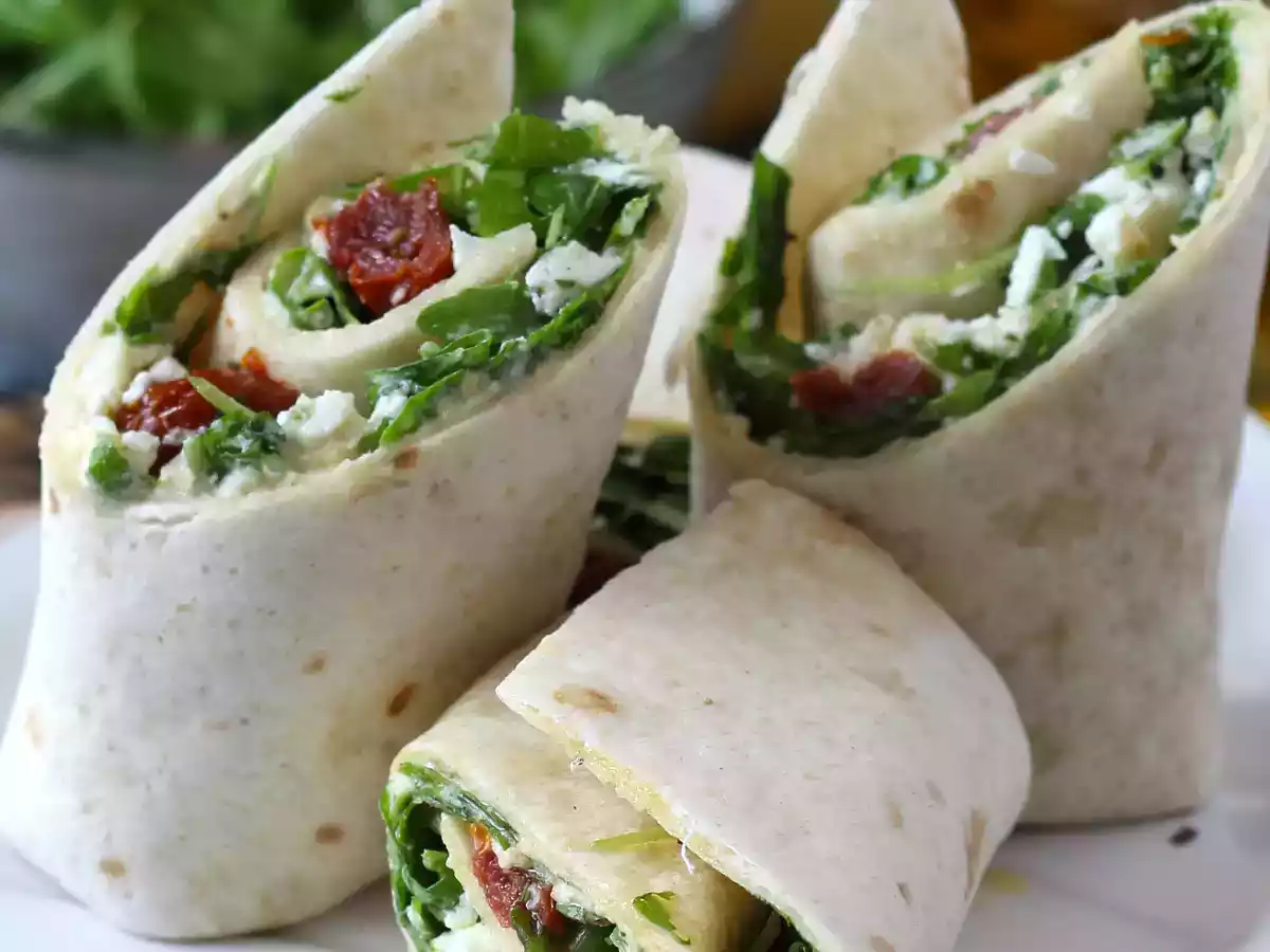 Wrap mediteranean umplut cu humus, rucola, ardei și feta - poza 2