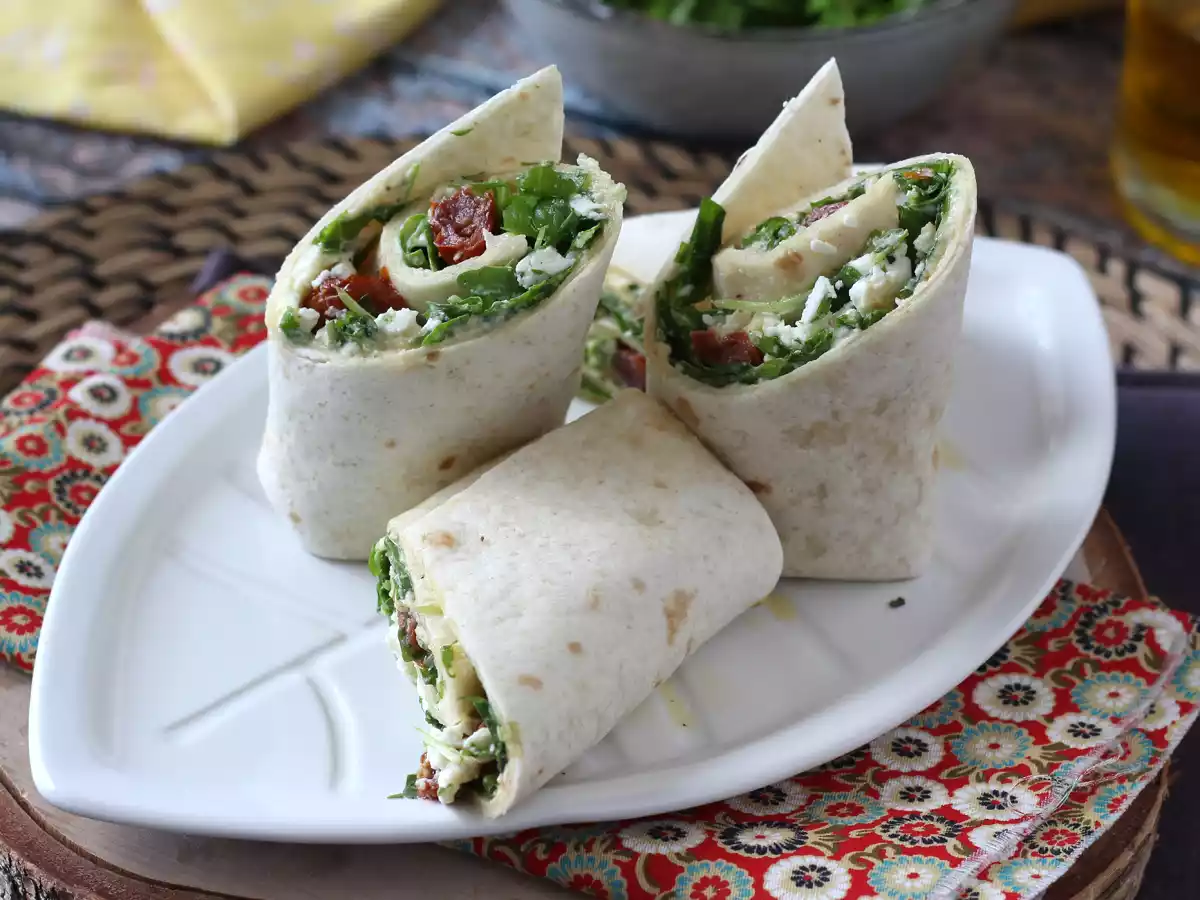 Wrap mediteranean umplut cu humus, rucola, ardei și feta - poza 3