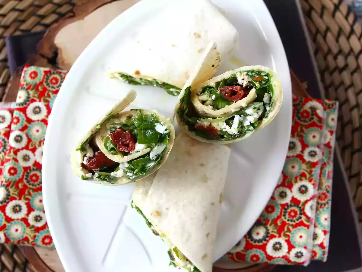 Wrap mediteranean umplut cu humus, rucola, ardei și feta - poza 4