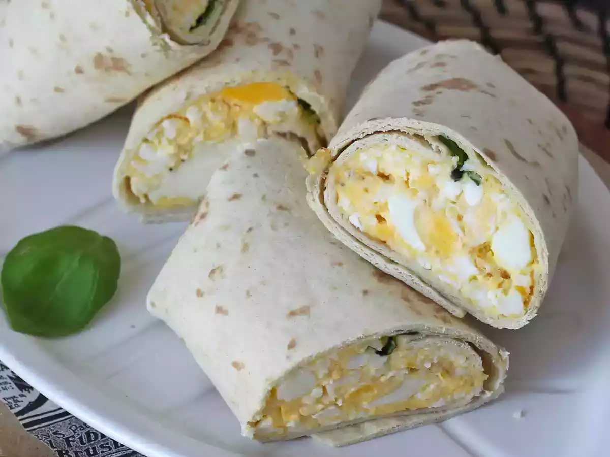Wrap moale și superproteic cu ou și feta - poza 4