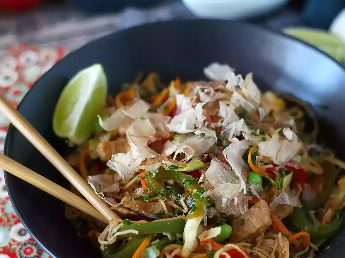 Yakisoba, faimosul fel de mâncare japonez cu tăiței - poza 4