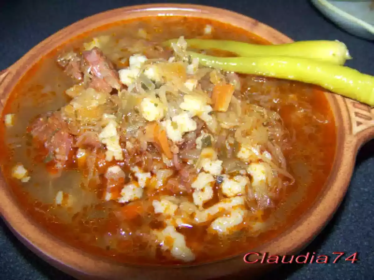 Zama acra cu curechi, tarhana, soanca si carnat