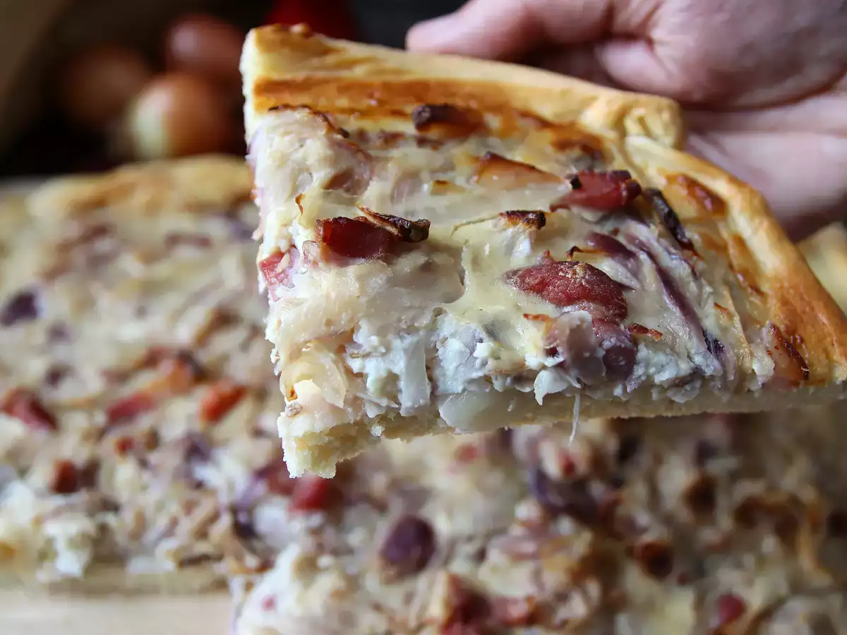 Zwiebelkuchen: plăcinta germană cu ceapă moale și bucăți de bacon - poza 4